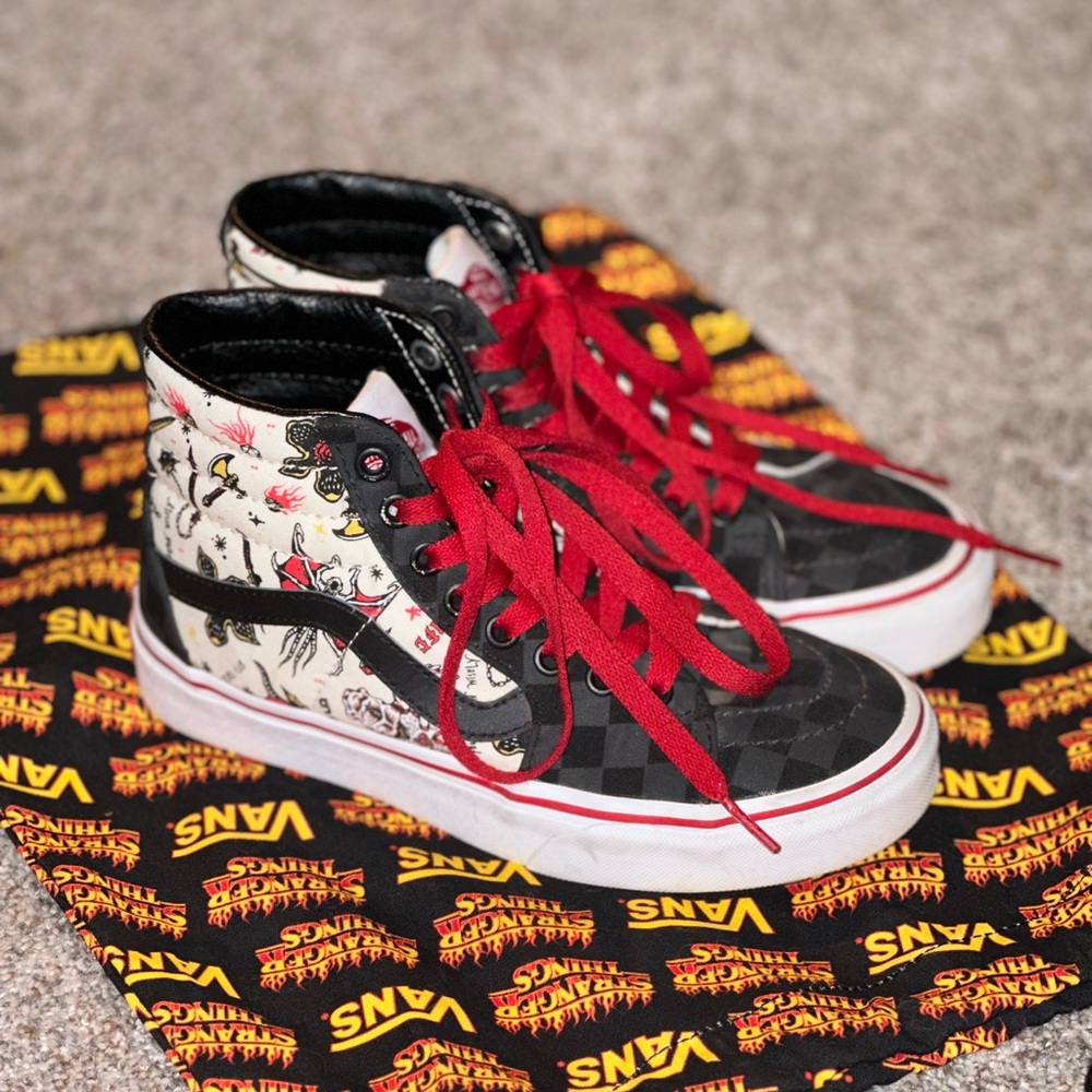 Vans X Stranger Things Customs Sk8-Hi Size 5